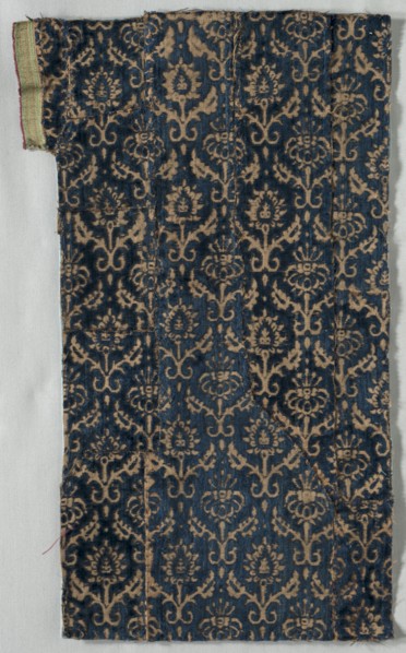 Velvet Fragment, 1500s-1600s. Italy, 16th-17th century. Velvet (cut and uncut); overall: 44.4 x 23