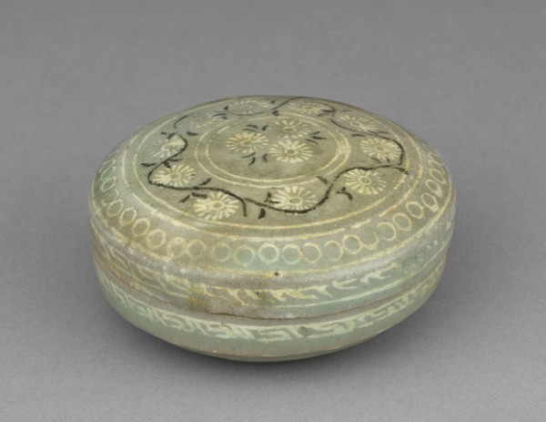Box and Cover with Inlaid Chrysanthemum and Scroll Design, 1200s. Korea, Goryeo period (918-1392).