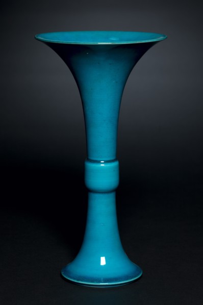 Pair of Beaker Vases in Form of Archaic Gu, 1661-1722. China, Jiangxi province, Jingdezhen kilns,