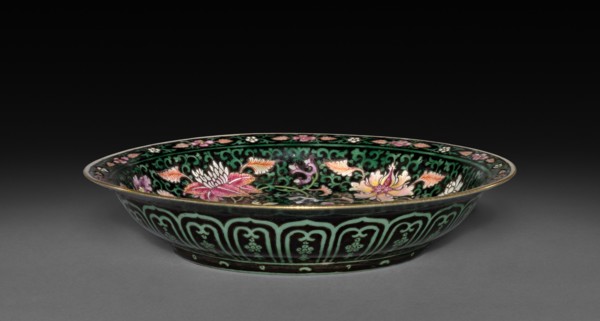 Dish, 1736-1795. China, Qing dynasty (1644-1912), Qianlong reign (1735-1795). Porcelain with