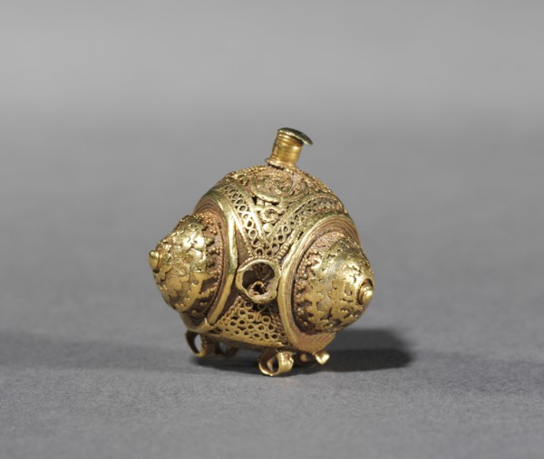 Button, 900s-1000s. Iran, 10th-11th century. Gold; diameter: 2.4 cm (15/16 in.).