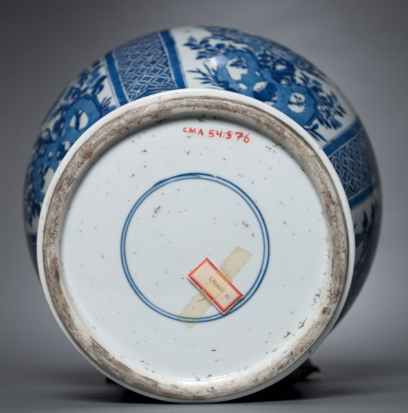 Vase with Cover, Qing dynasty (1644-1912), Kangxi reign (1661-1722). China, Jiangxi province,
