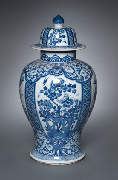 Vase with Cover, Qing dynasty (1644-1912), Kangxi reign (1661-1722). China, Jiangxi province,
