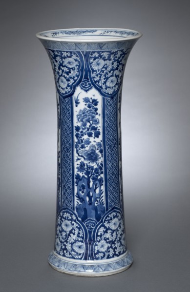 Vase, Qing dynasty (1644-1912), Kangxi reign (1661-1722). China, Jiangxi province, Jingdezhen