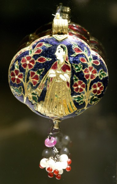Locket, c. 1700. India, Rajputana, Rajastahn, Jaipur (?), early 18th Century. Gold and enamel;