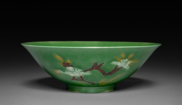 Bowl with Sprays of Flowers, 1662-1722. China, Jiangxi province, Jingdezhen kilns, Qing dynasty