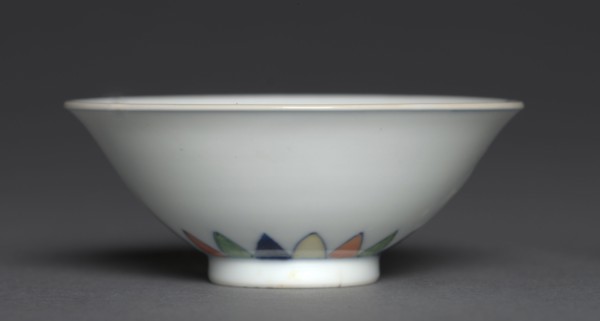 Bowl with Flying Cranes, 1723-1735. China, Jiangxi province, Jingdezhen kilns, Qing dynasty