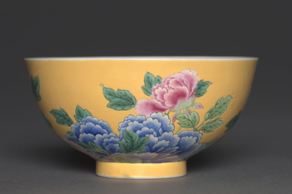 Bowl with Peonies, 1662-1722. China, Jiangxi province, Jingdezhen kilns, Qing dynasty (1644-1912),