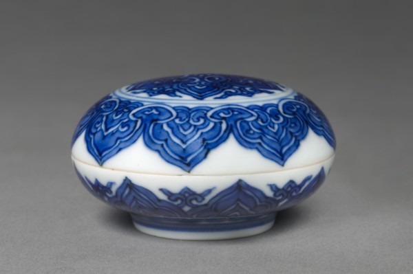 Round Covered Box with Medallions, 1522-1566. China, Jiangxi province, Jingdezhen kilns, Ming