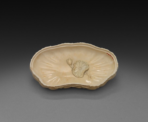 Box in Form of Lotus Leaf (lid), 1700s. China, Qing dynasty (1644-1911). Ivory; overall: 5.1 cm (2