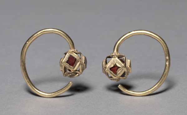 Earring, 400s. Ostrogothic, Migration period, 5th century. Gold with garnets; overall: 3.5 x 3.4 x