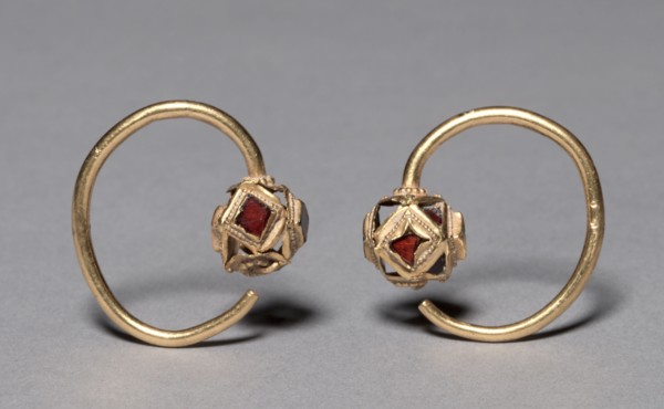 Earrings (pair), 400s. Ostrogothic, Migration period, 5th century. Gold with garnets; overall: 3.5