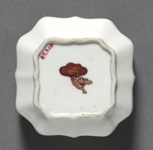 Square Covered Box with Hundred Antiquities, 1723-1735. China, Jiangxi province, Jingdezhen, Qing