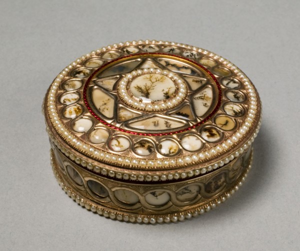 Round Snuff Box, c. 1800-30. Germany or England, mid-19th century. Gold, agate, pearls, enamel