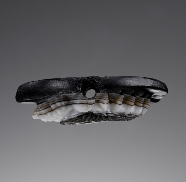Cameo; Europe; 18th - 19th century;  layered gemstone; 4 × 0.8 cm, 1 9,16 × 5,16 in