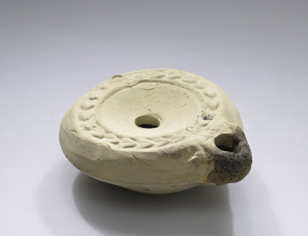 Lamp; Greece, Corinth, 4th century; Terracotta; 2.1 × 5.6 × 6.6 cm, 13,16 × 2 3,16 × 2 5,8 in