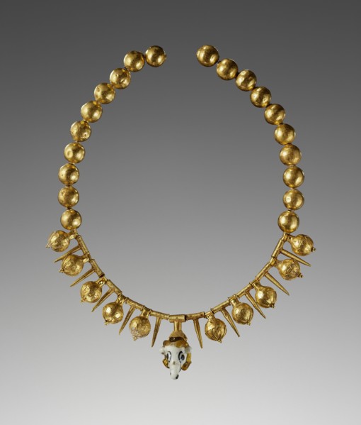 Necklace with a Pendant Featuring a Head of a Ram; Etruria; 525 - 500 B.C; Gold and glass; 29 × 2.5 × 2.5 cm, 11 7,16 × 1 × 1 in