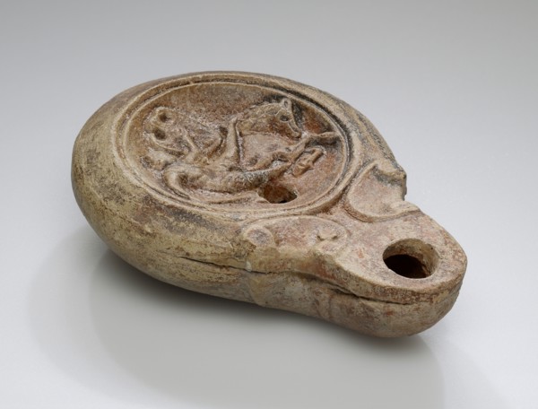 Lamp, North Africa; 1st - 4th century; Terracotta; 2.5 x 6.9 x 9.6 cm, 1 x 2 11,16 x 3 3,4 in