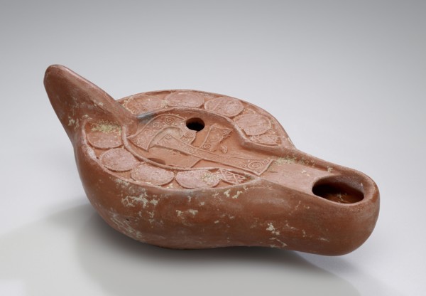 Lamp, North Africa; 1st - 4th century; Terracotta; 3.7 x 8.6 x 15 cm, 1 7,16 x 3 3,8 x 5 7,8 in