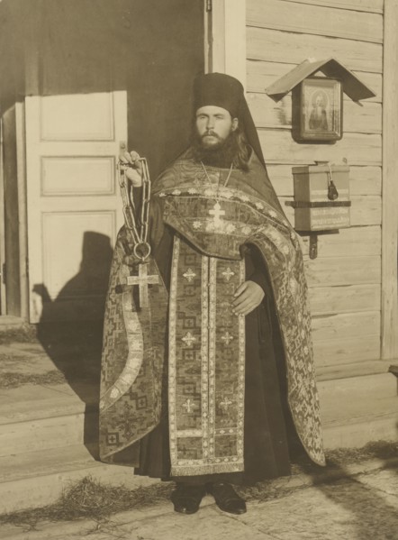 Priest with an old miracle-working cross; Karl Karlovitz Bulla, Russian, 1854 - 1929, 1913; Gelatin silver print