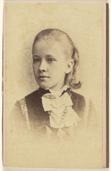 young girl, printed in vignette-style; Hastings & White & Fisher; about 1880; Albumen silver print