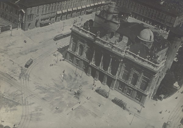 Aerial shot of a building; Fédèle Azari, Italian, 1895 - 1930, Italy; 1914 - 1929; Gelatin silver print; 11.4 x 16.3 cm