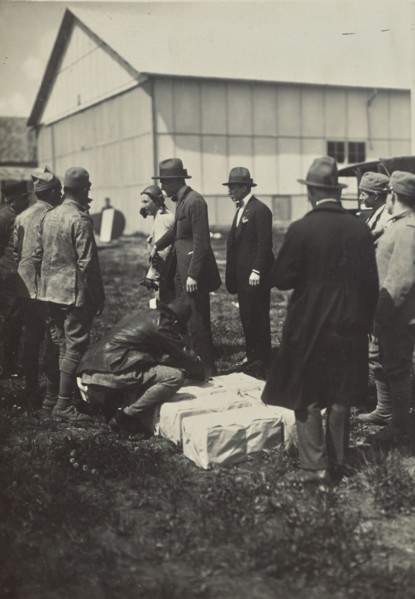 Men and packages; Fédèle Azari, Italian, 1895 - 1930, Italy; 1914 - 1929; Gelatin silver print; 16.3 x 11.5 cm