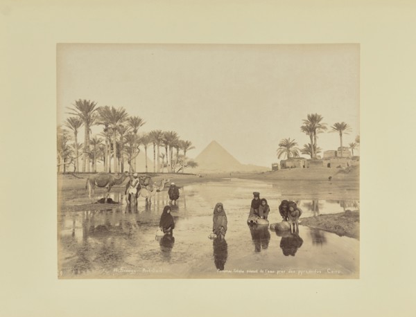 Femmes, Fellahs puisant de l'eau près des pyramides, Caire; Hippolyte Arnoux, French, active 1860s - 1880s, Port Said, Egypt