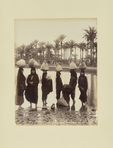 Paysannes égyptiennes sic allant à l'eau; Félix Bonfils, French, 1831 - 1885, 1870s; Albumen silver print