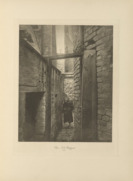 Close No. 11 Bridgegate; Thomas Annan, Scottish,1829 - 1887, Glasgow, Scotland; negative 1897; print 1900; Photogravure