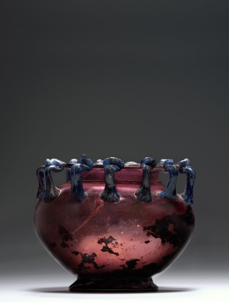 Vessel with 13 Handles; Eastern Mediterranean; 3rd - 4th century; Glass; 8.2 x 9.7 cm, 3 1,4 x 3 13,16 in