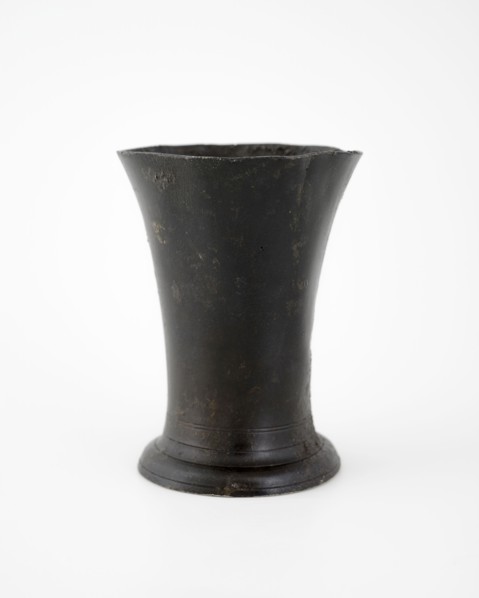 Tin cup, cup drinking utensils tableware holder soil find tin, cast Hollow arched foot cup-shaped chalice Concentric circles at
