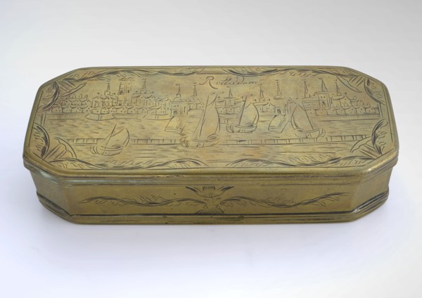 Copper tobacco box with face on Rotterdam, on the underside the Rotterdam weapon, tobacco box holder metal copper, cast engraved