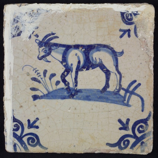 Animal tile, go to the left on the ground, in blue on white, corner motif large ox's head, wall tile tile sculpture ceramics