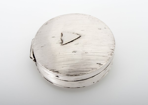 J.P. Sperna Weiland, Silver round peppermint box, peppermint box box holder silver, running lion
