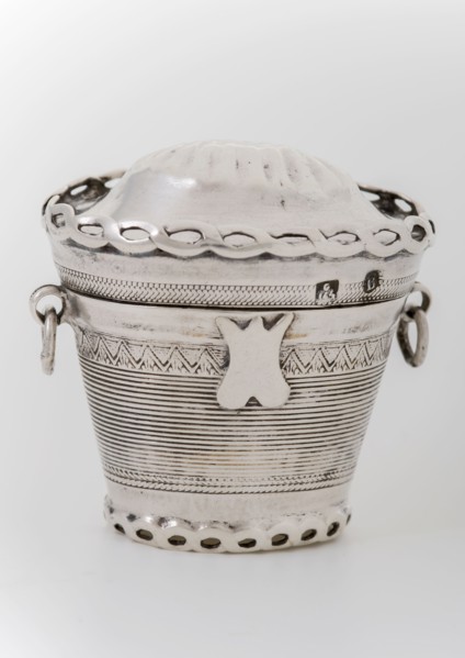 Silversmith: D.H. Greup, Silver lodger's box, loddereindoos box holder silver, stamped Foot box lid two eyes two rings truncated