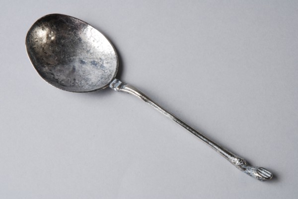 Pieter Caesar (?), Spoon with goat's paw, rat's tail, goat's spoon spoon cutlery silver, forged cast Round bowl profiled handle