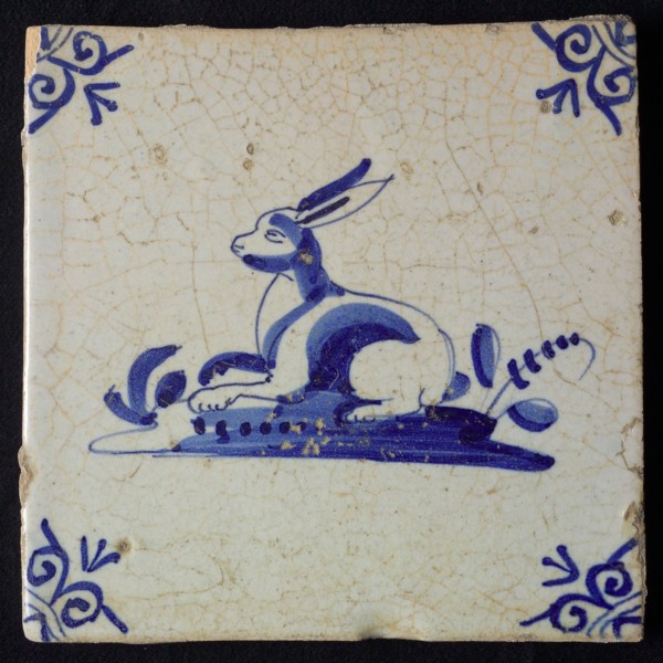 Animal tile, lying hare left on ground, in blue on white, corner pattern ox head, wall tile tile sculpture ceramic earthenware
