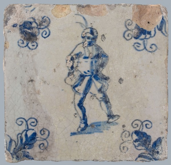 Figure tile, blue with dancing man with beret with plume on the head, corner motif, wall tile tile sculpture ceramic earthenware