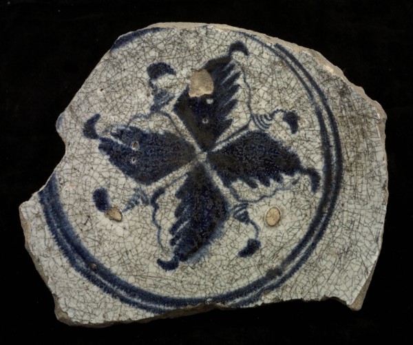 Fragment majolica plate, blue on white, with four-leaved motif in the middle, plate dish crockery holder soil find ceramic