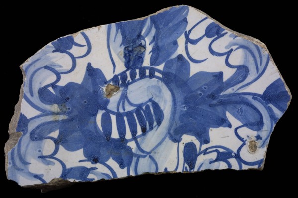 Fragment majolica dish, blue on white, heraldic image, plate dish crockery holder earth discovery ceramics pottery glaze