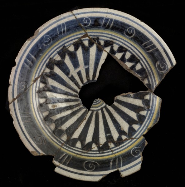 Majolica dish, round-and-white blue and white fan motif, polychrome, sgraffito over the edge, dish crockery holder soil find