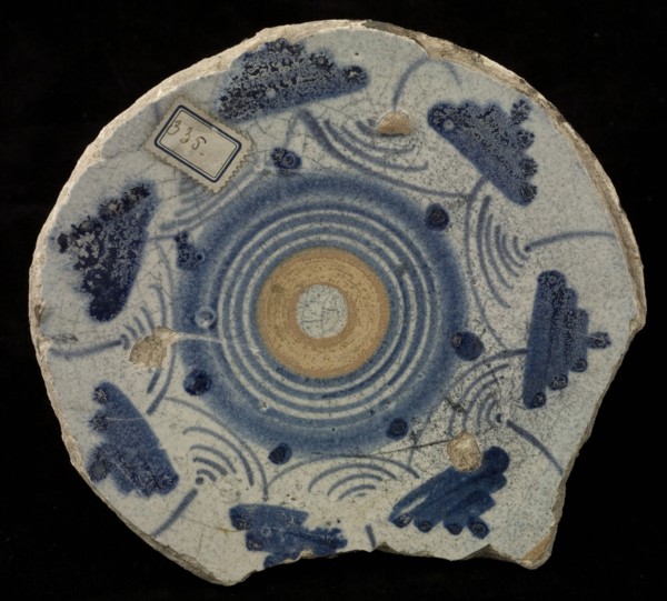 Fragment majolica dish, circles in orange and blue, figures stacked around them in blue, dish plate crockery holder soil find