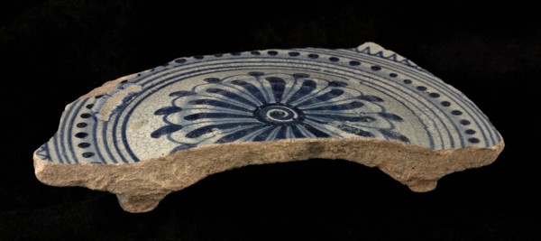 Fragment majolica dish, blue on white, in the middle rosette, convex mirror, plate crockery holder soil find ceramic earthenware