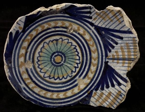 Fragment majolica dish, polychrome, in the middle rosette, cable edge, plate crockery holder soil find ceramic earthenware glaze