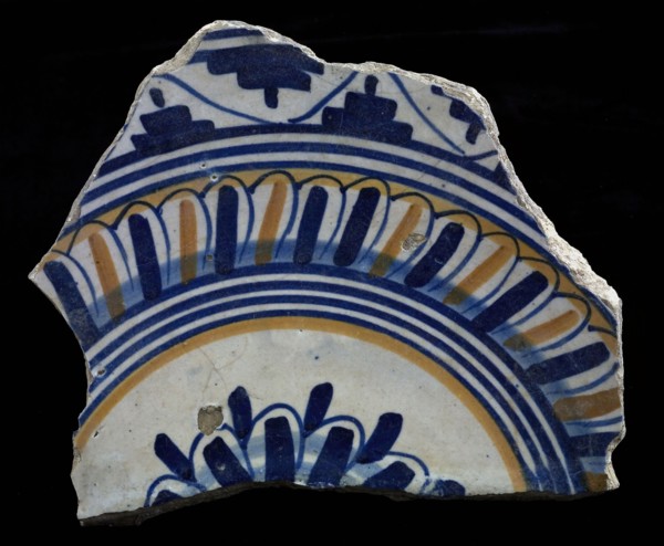 Fragment majolica dish, polychrome, in the middle rosette, plate crockery holder soil find ceramics pottery glaze, baked