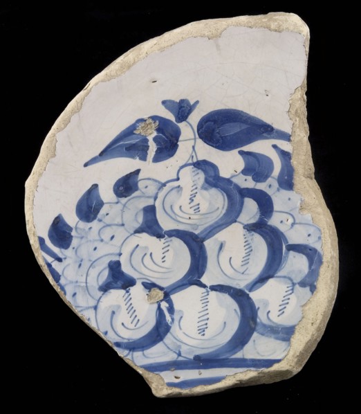 Fragment majolica dish, blue on white, with stacked fruit, mainly apples and pears, plate dish crockery holder soil find ceramic