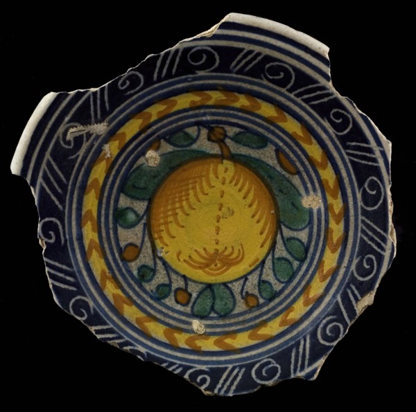 Small majolica dish, polychrome, in the middle of pomegranate, sgraffito over the rim, plate crockery holder soil find ceramic
