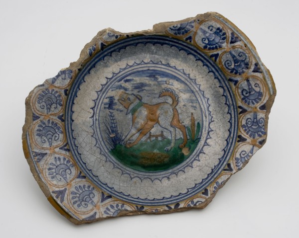 Majolica dish on stand, polychrome decor, dog in landscape, special rim with palmettes, plate dish crockery holder soil find