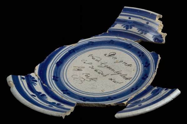 Fragments of majolica scale, manganese and blue on white, painted with spell, dish dish crockery holder soil find ceramic